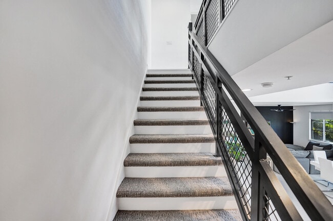 Building Photo - 365 SE 6th Ave