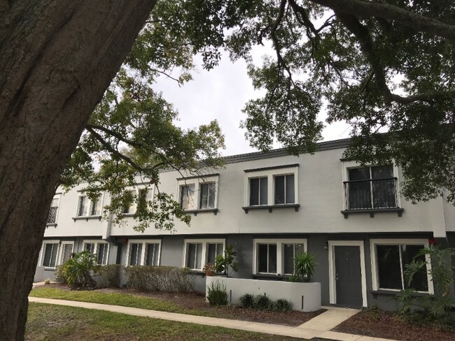 Building Photo - 825 Lowell Blvd