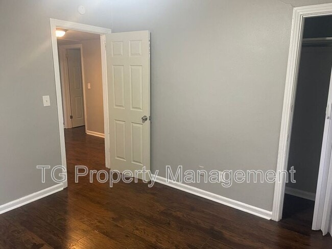 Building Photo - 5205 Hollycrest Dr