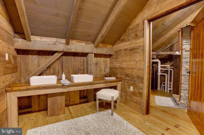 Building Photo - 284 Hickory Dr