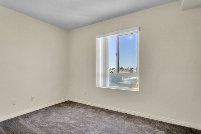 Building Photo - Great 2/1 condo close to SDSU and Colina D...