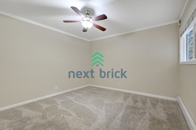 Building Photo - Bright & Remodeled Bellevue Condo | Steps to Downtown | Garage Included