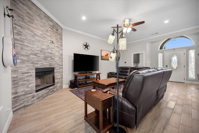 Building Photo - Stunning 3-bedroom, 2-bathroom home on an ...