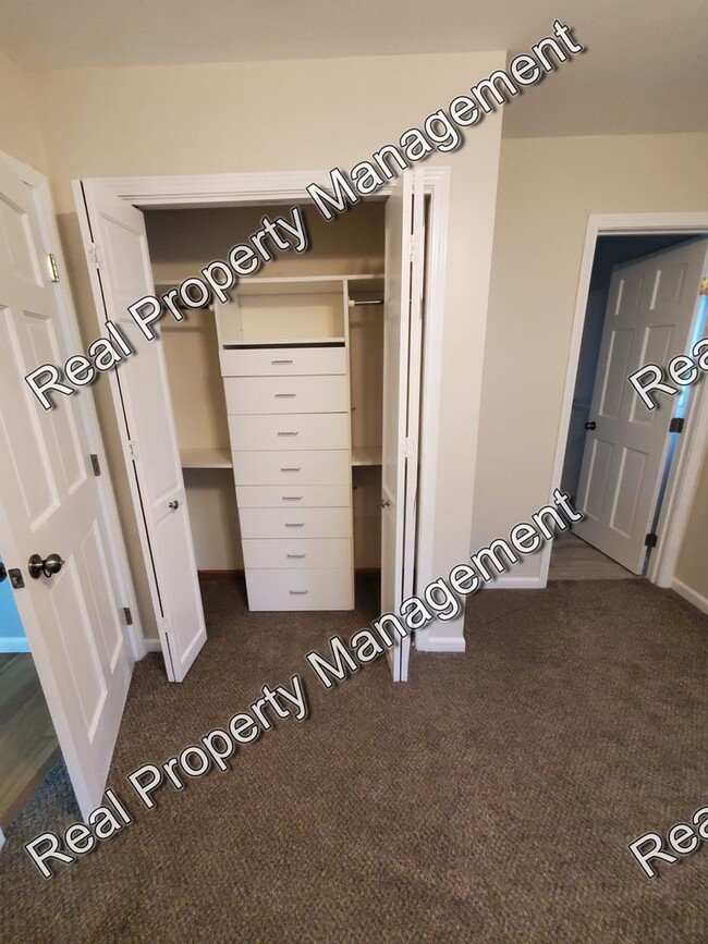 Building Photo - Spacious Chesterton Condo