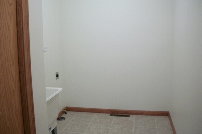 Building Photo - 332 Cassidy Ct