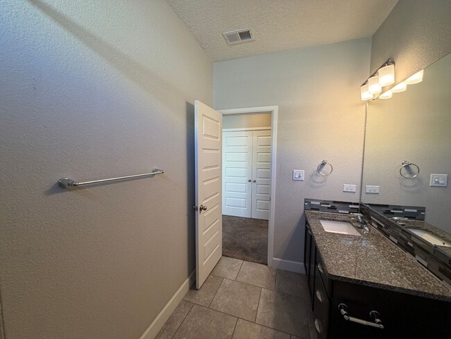 Building Photo - 3 Bedroom Townhome Near Juan Tabo Blvd SE & Four Hills!