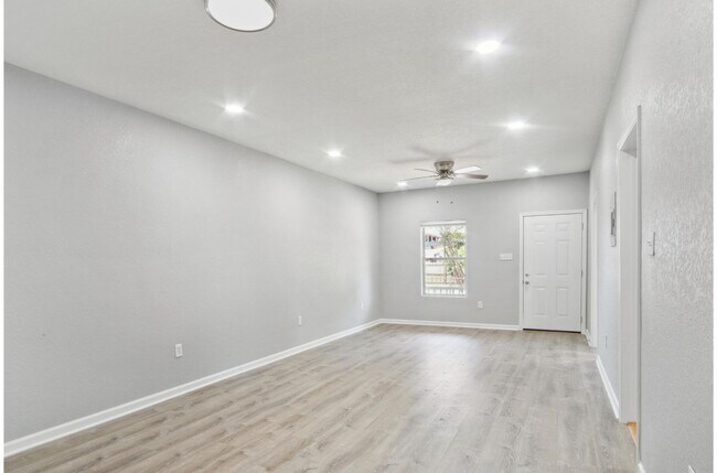 Building Photo - Charming and Modern Living Near Downtown San Antonio