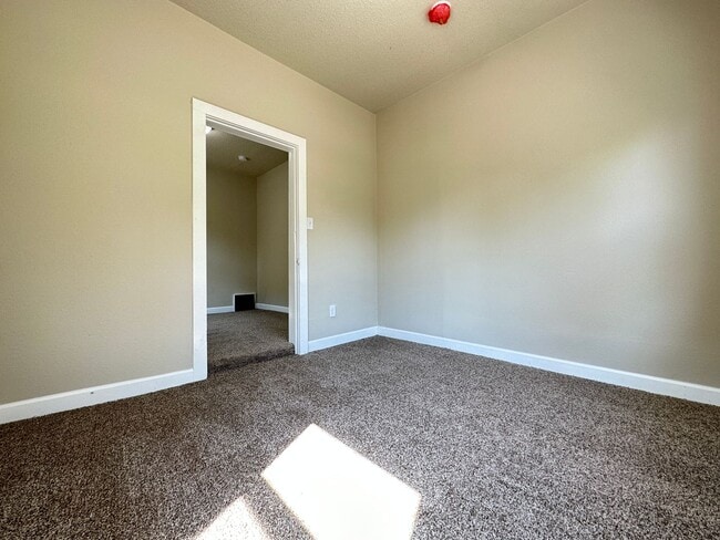 Building Photo - Updated 3 Bedroom 1,800 SQFT Home for Rent