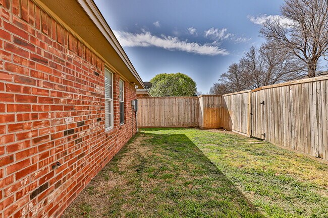 Building Photo - Wonderful Duplex in Southwest Lubbock!