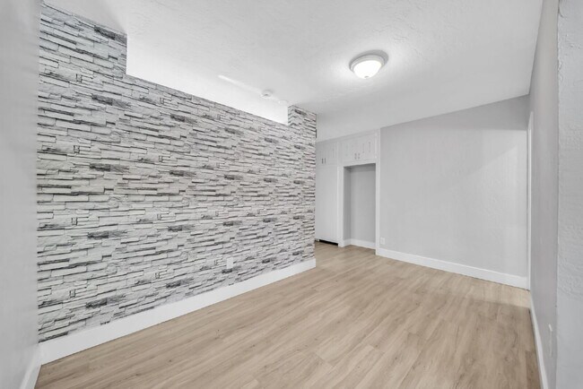 Building Photo - Bright & Updated 1-Bedroom in Prime Hollywood Location