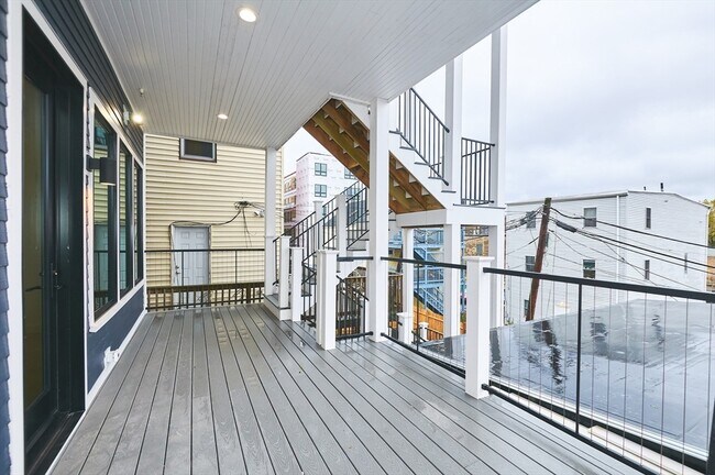 Building Photo - 360 Meridian St
