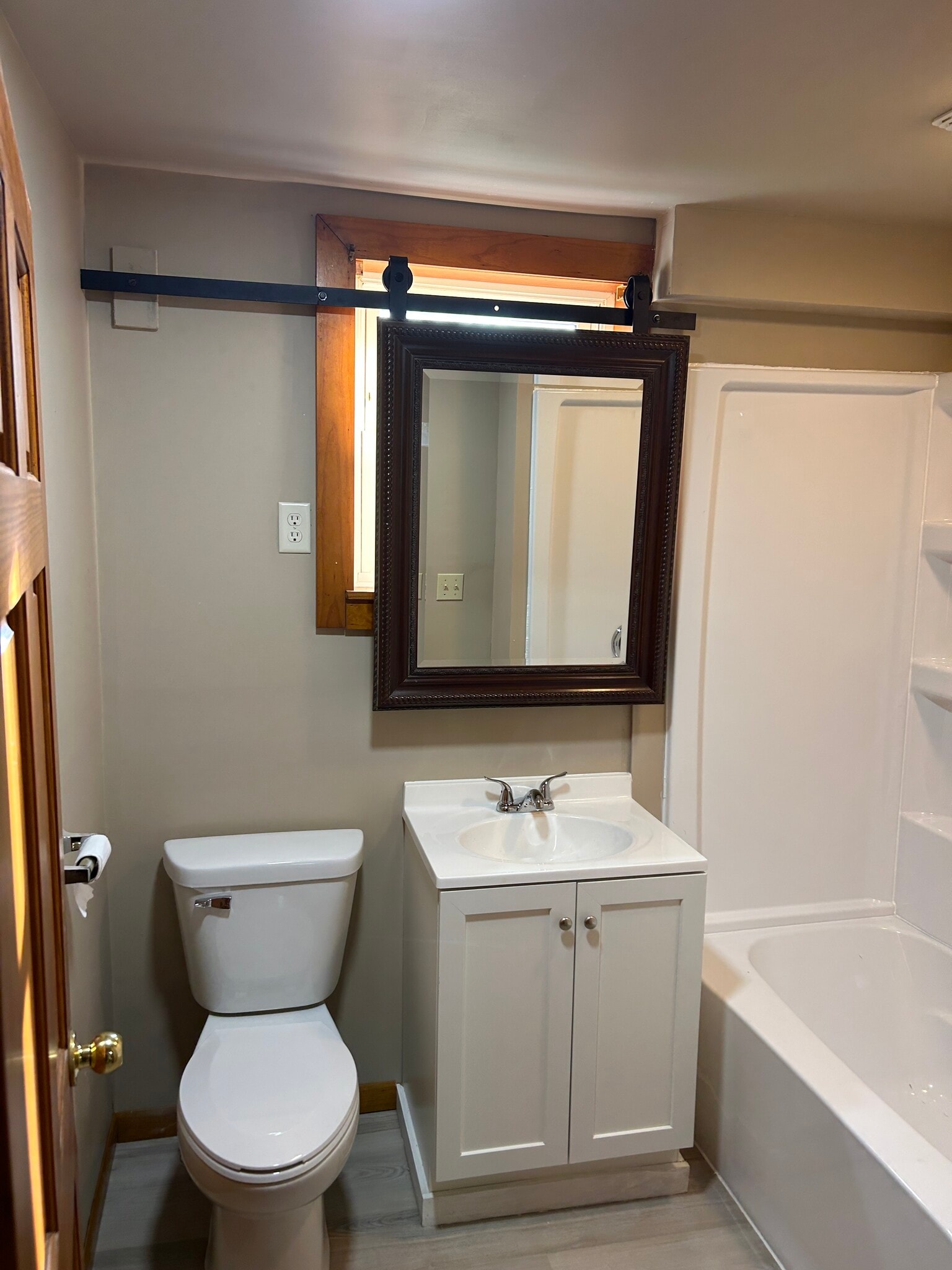 Full bath - 214 Ash Ave