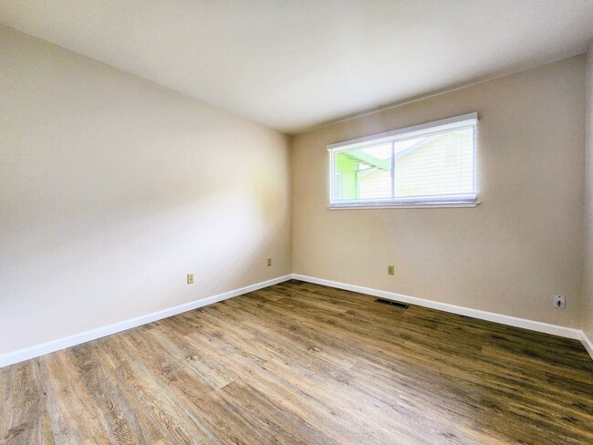Building Photo - 3 Bedroom in Santa Rosa with Air Conditioning