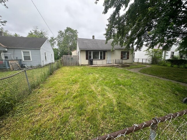 Building Photo - 3 Bed 1 Bath with Fence + 2 Car Garage - Newly Refreshed