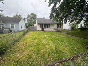 Building Photo - 3 Bed 1 Bath with Fence + 2 Car Garage - Newly Refreshed