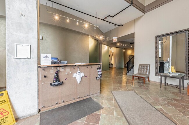 Building Photo - 811 W 15th Pl