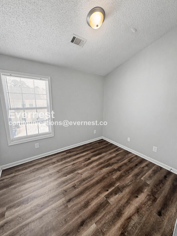 Building Photo - 8644 Thomas Ln