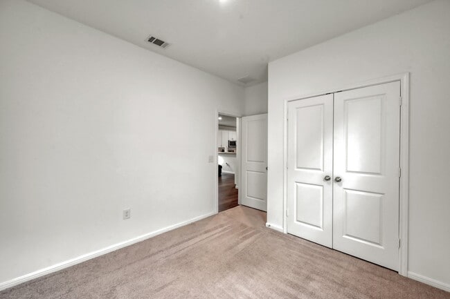 Building Photo - 16435 Big Hickory Dr