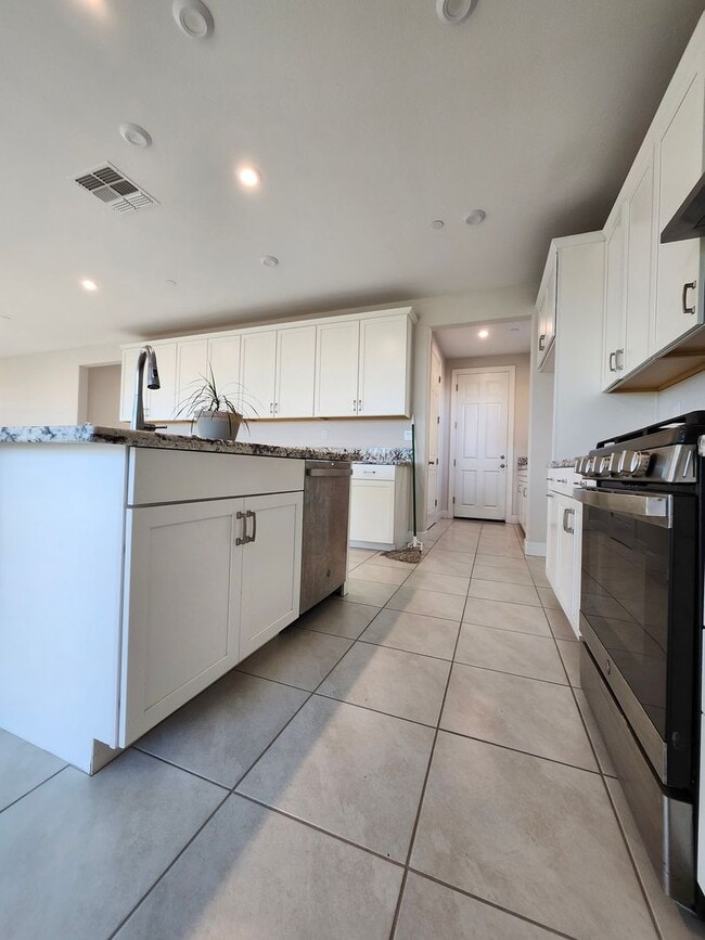 Building Photo - Beautiful Plumas Lake home on a large lot with SOLAR