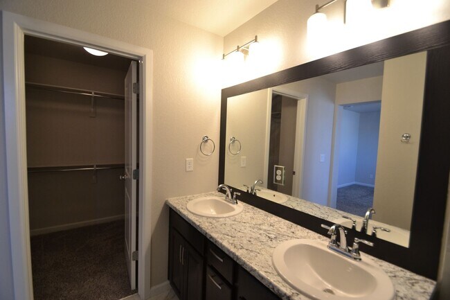 Building Photo - 8719 Shady Ridge Grv