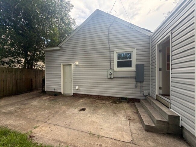 Building Photo - 170 Rodman Rd