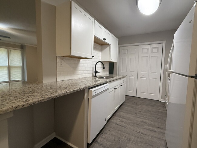 Building Photo - "Cozy 2-Bed Condo in Huntsville with Firep...