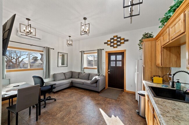 Building Photo - Charming 3 Bedroom Home Plus Casita