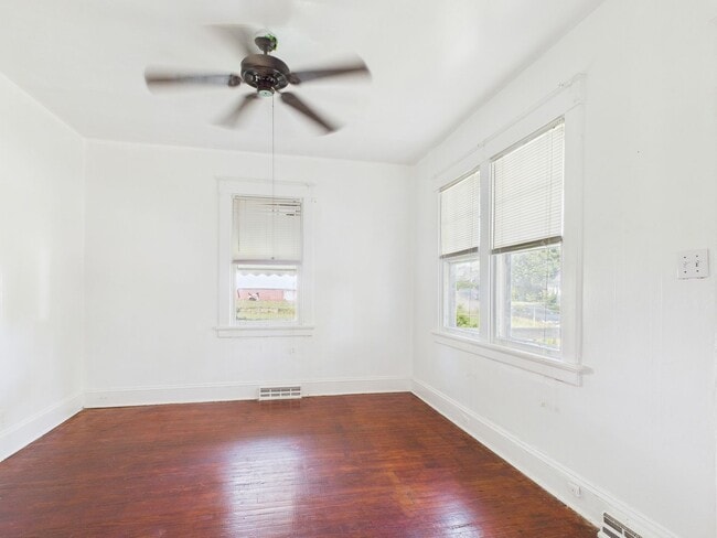 Building Photo - 2404 Yorktown Ave