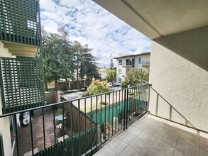 Building Photo - Woodlake two bed, 2 bath