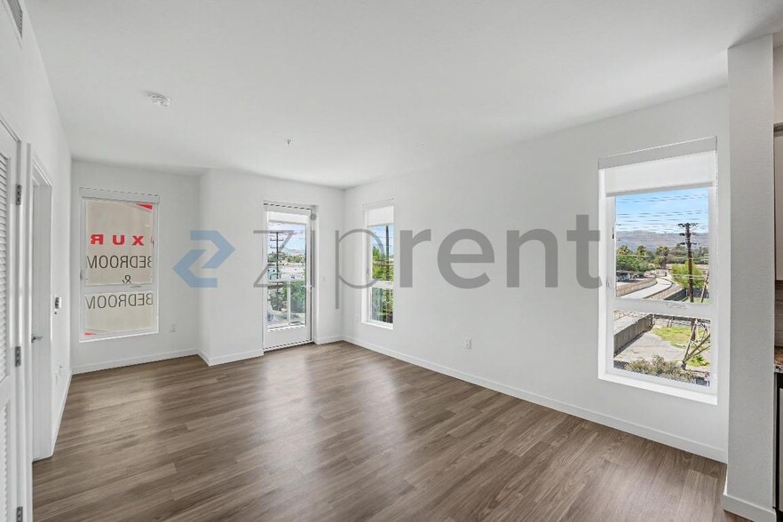 Building Photo - Unit 403