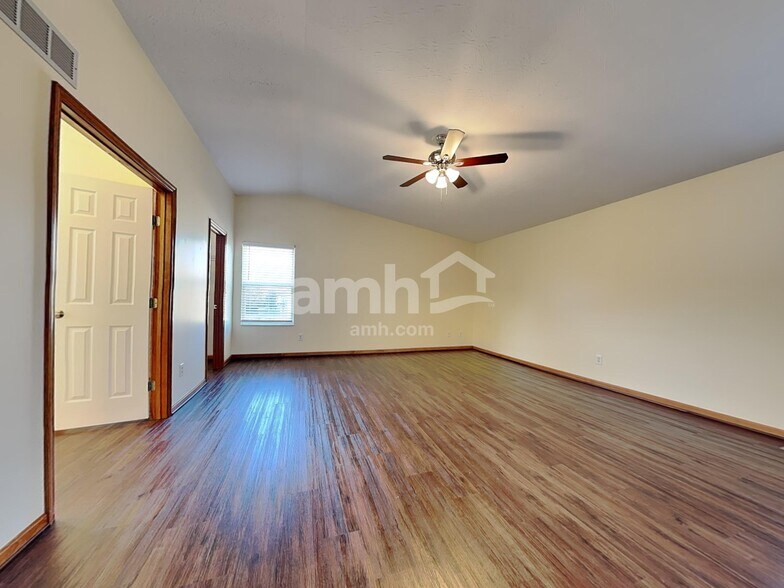 Building Photo - 6088 Lakewood Dr