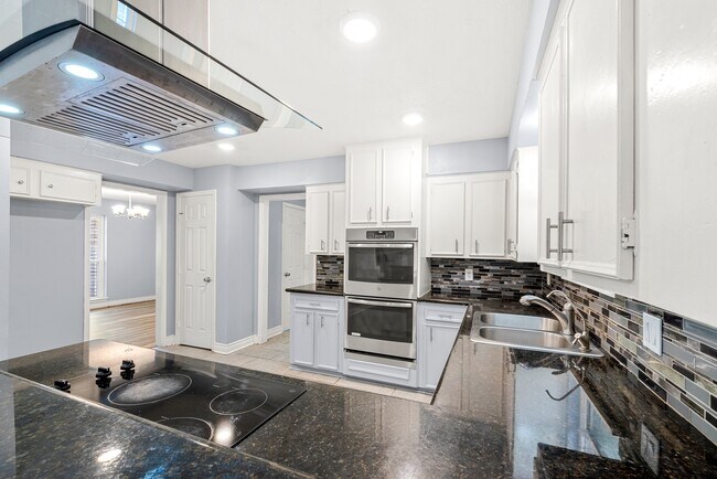 Building Photo - 1103 Manatee Ln