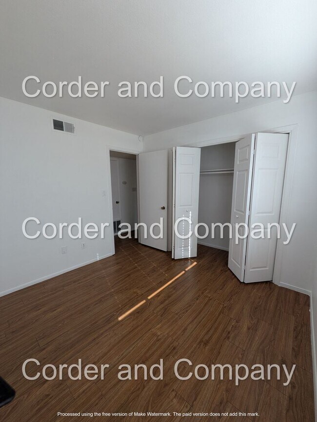 Building Photo - Charming town home 2Bedroom 2Bath Downstairs unit located in the Del Norte High School district.