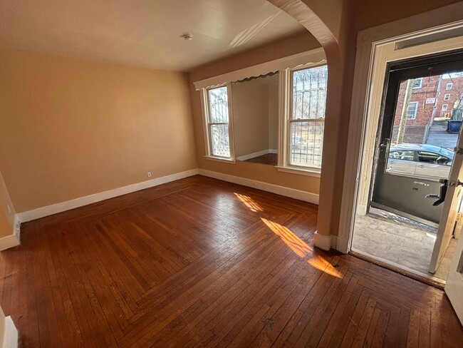 Building Photo - 37 Hotchkiss St
