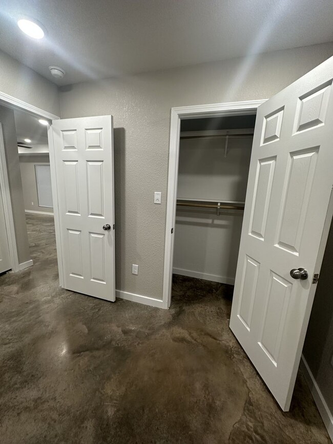 Building Photo - 3 BED 2 BATH HOUSE ON AN ACRE OF LAND! Pet...