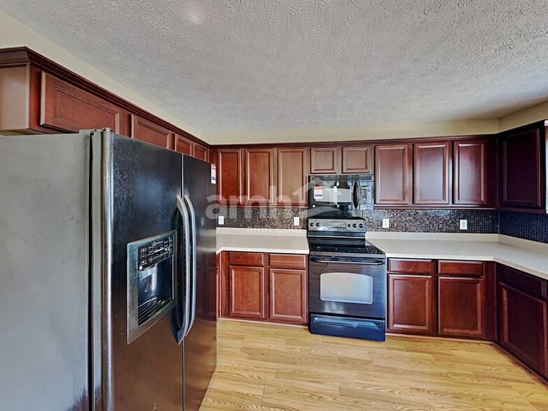 Building Photo - 4529 Hawthorn Dr