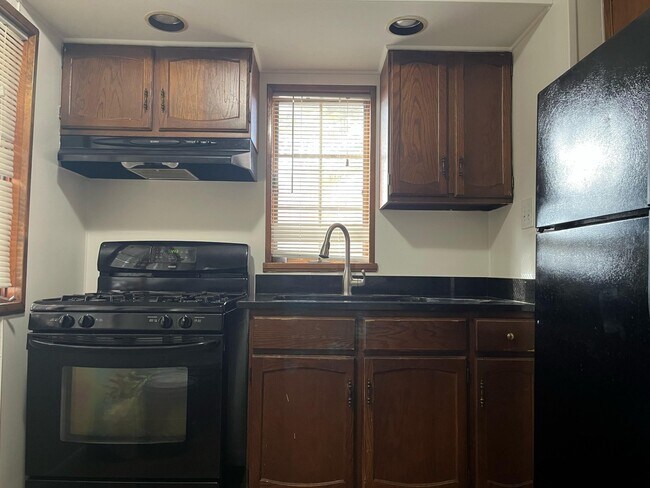 Building Photo - 883 S York St