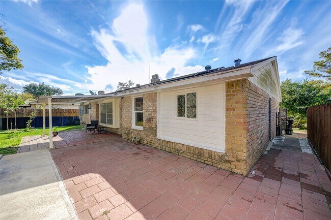 Building Photo - 6227 S Pinesap Dr