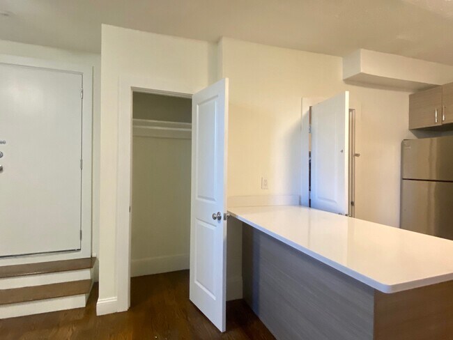 Building Photo - 5 N Margin St