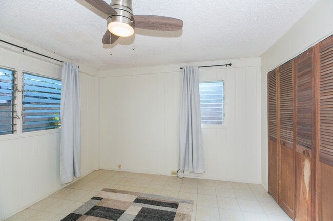 Building Photo - Amazing views, spacious floorplan, bonus f...