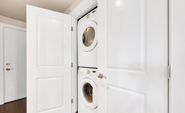 Building Photo - Luxurious, Bright and Meticulously Maintained 2 Bed and 2 Bath Condo