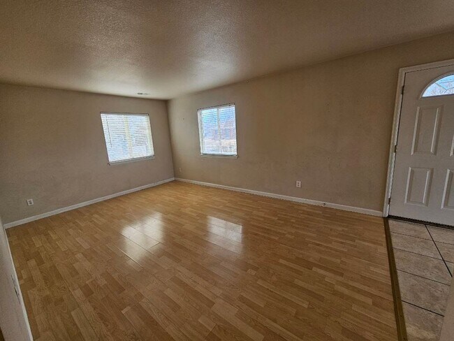 Building Photo - 3/2 Duplex with fenced yard and private courtyard