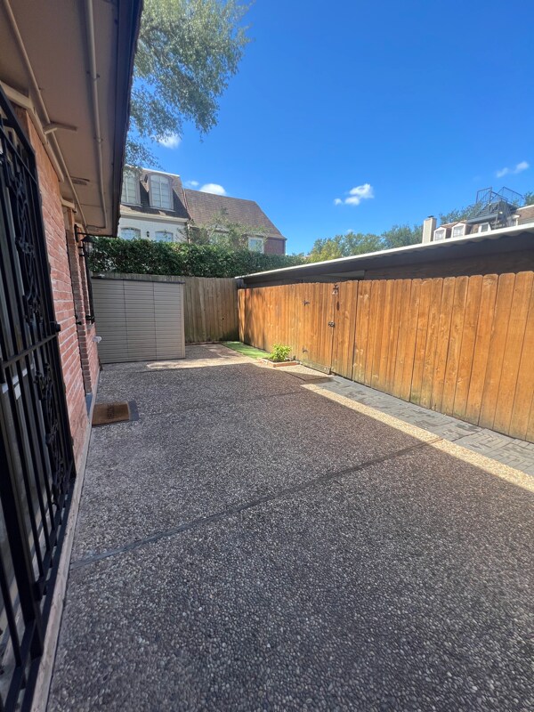 Building Photo - 524 N Post Oak Ln