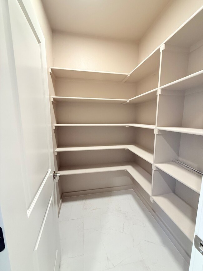 Building Photo - 621 Abadan Dr