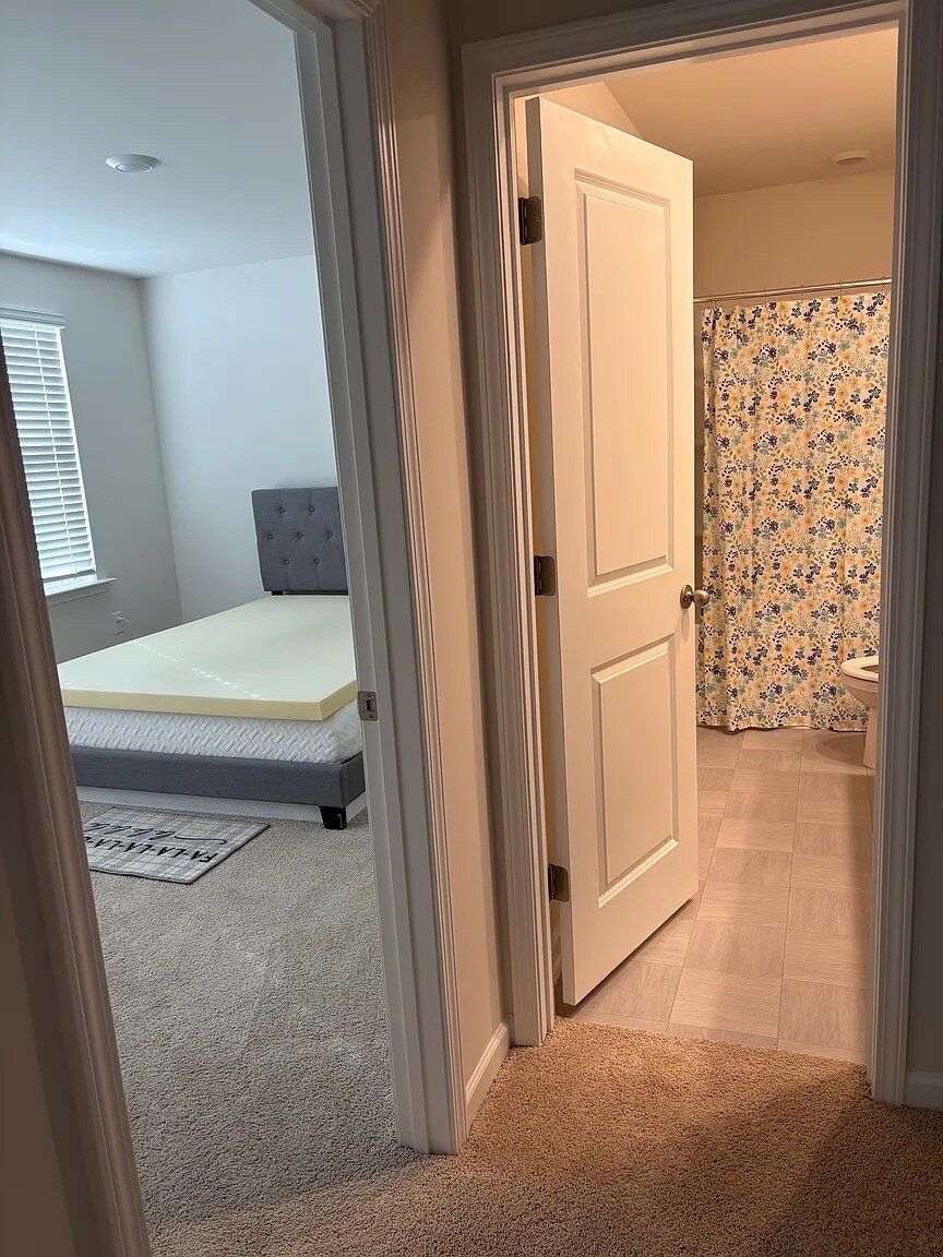 Building Photo - Room in House on Moore Crk Dr