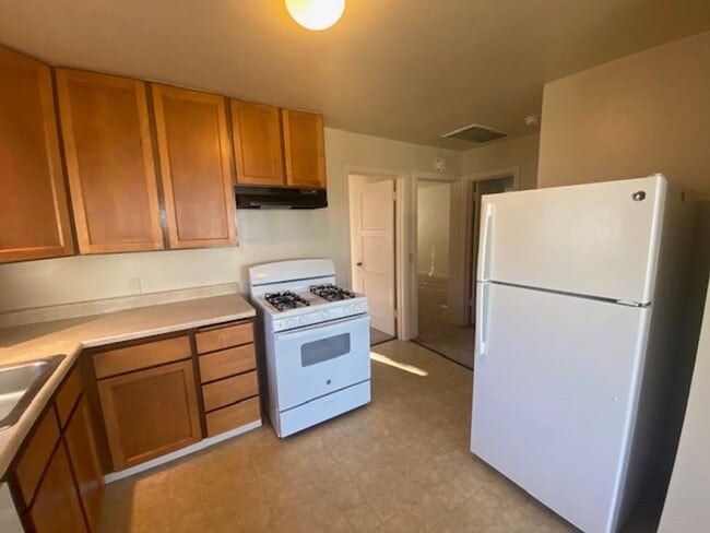 Building Photo - Cozy Monterey Home!