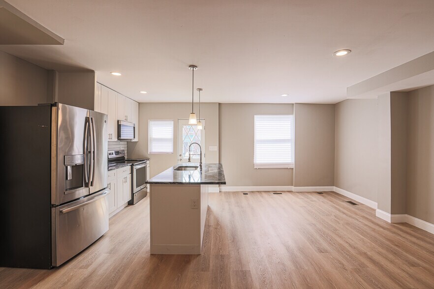 Open concept kitchen and living room - 3825 Rexmere Rd
