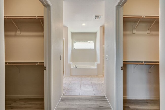 Building Photo - Adorable three bedroom in incredible SW location! Solar panels!