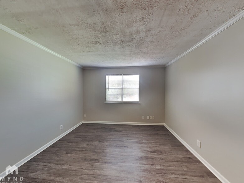 Building Photo - 4963 McKinley Dr