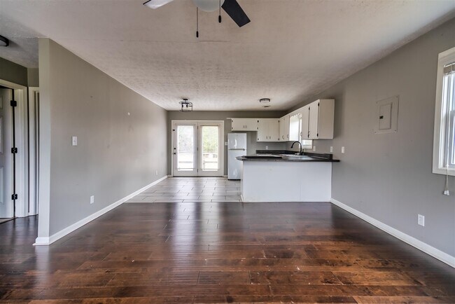 Building Photo - 2426 Lewisburg Rd